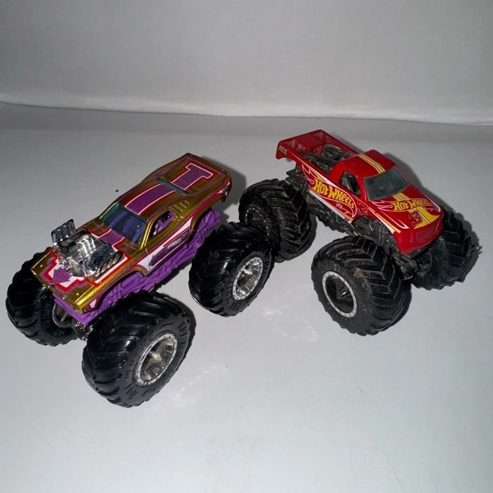 Hot wheels monster jam lot Trucks. MAX-D. V8 Bomber. Mattel 1.5”-3”